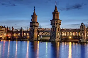 Central Europe Evening Sky Drucke: The Oberbaum Bridge in Berlin after sunset