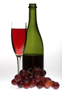 Sparkling Wine Bottle Drucke: Object on grey - champagne glasses close up