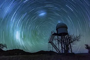 Long Exposure Light Trail Drucke: Observatory under a starry sky
