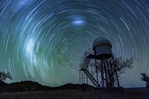Starry Night Sky Africa Drucke: Observatory under a starry sky
