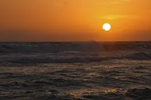 Ocean Sunset Drucke: Ocean sunset with large sun