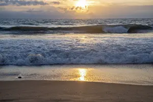 Western Europe Coastal Views Drucke: Ocean waves breaking on a sandy beach