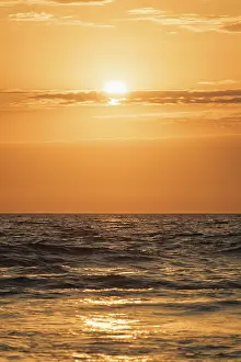 Red Sunset Background Drucke: Ocean waves on sunset with setting sun background