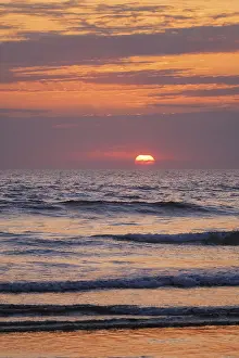 Portugal Beach Scene Drucke: Ocean waves on sunset with setting sun background