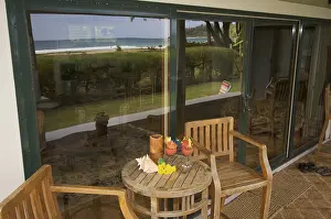 Deserted Beach Scenery Drucke: Oceanfront lanai with reflection of view