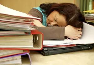 Exhausted Office Worker Drucke: Office clerk sleeping