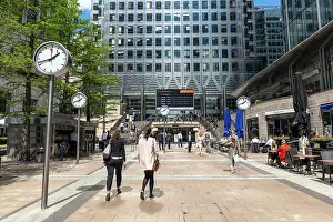 Commercial Buildings Europe Drucke: Office worker at One Canada Square
