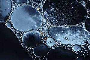 Uninhabited Waterfront Landscape Drucke: Oil bubbles inside water base form patterns