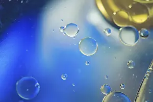DNA Drucke: Öl tropft in Wasser. Abstrakte psychedelische Musterbild multikoloriert.