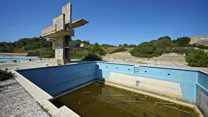Drucke von Altes, verlassenes Schwimmbad mit Graffitis und algenverseuchtem Wasser, umgeben von der Natur an einem sonnigen Tag, Verlorenes Ort, Fauliges Schwimmbad, Afandou, Rhodos Graffiti-Tags Drucke: Alt verlassener Schwimmbadbecken mit Graffiti und algenverseuchtem Wasser.