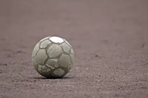 Deserted Sports Ground Drucke: Old ball