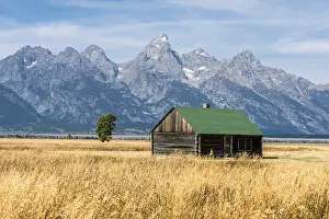 Wyoming Landscape Photography Drucke: Old barn in front of the Teton Range mountain range