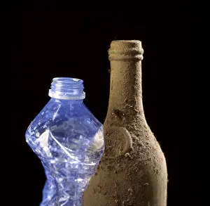 Brown Glass Bottle Drucke: Old bottle and plastic bottle, studio shot