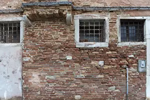 Deserted Venetian Streets Drucke: Old brick facade with lattice windows