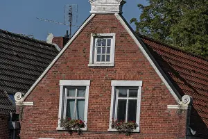 Bilder Datiert 19. September 2024: Altes Backsteinhaus mit weißen Fensterrahmen.