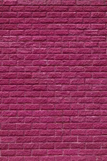 Bilder Datiert 14. Mai 2024: Alte Ziegelmauer. Abstrakte Konstruktion im Hintergrund.