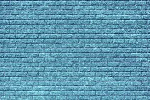 Bilder Datiert 14. Mai 2024: Alte Ziegelmauer. Abstrakte Konstruktion im Hintergrund.