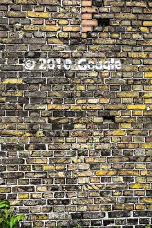 Digitale Kunst Drucke: Alte Backsteinmauermuster Close-up mit Google-Graffiti.