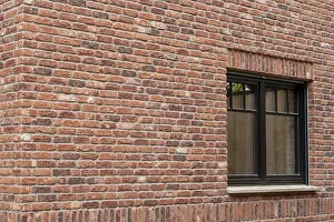 Deserted City Streets Drucke: Old brick wall with windows