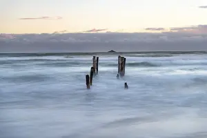 Long Exposure Ocean Scene Drucke: Old broken jetty, post in water on beach