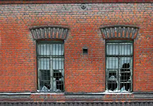 Historic City Centre Architecture Drucke: Old broken window on red brick wall