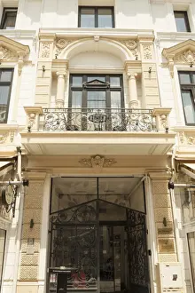 Romanian Architecture Drucke: Old building with decor on facade
