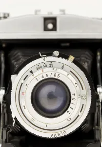 Old Camera Drucke: An old camera from the 1950s on a white background