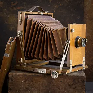 Plain Colored Background Studio Photo Drucke: Old camera on brown background
