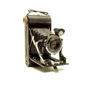 Empty Studio Setup Drucke: Old cameras on white background