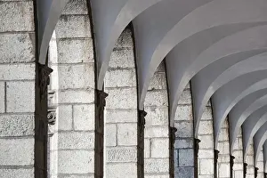 South American Architecture Drucke: Old colonnade with arched ceiling