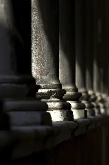 Venedig Drucke: Alte Säulen aus Stein bei Dämmerung.