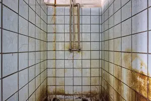 Deserted Bathroom Drucke: Old dirty shower