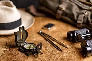 Tropical Landscape Drucke: Old expedition map with compass and binoculars