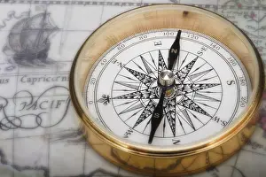 Cardinal Directions Drucke: Old fashioned compass on an antique map