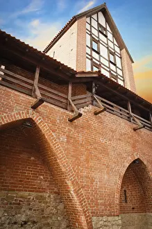 Drucke von Ein Teil einer alten befestigten Mauer aus rotem Backstein in Riga. Lettland Lettland Drucke: Ein Teil einer alten befestigten Mauer aus rotem Backstein in Riga.