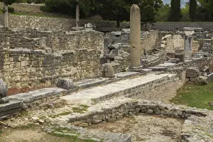 Ancient Roman Ruins Drucke: Old grey stone and red brick wall structures