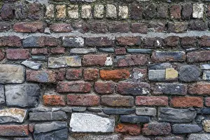 Old Stone Wall Texture Drucke: Old grungy stone wall. Texture and Background for your projects and creative work