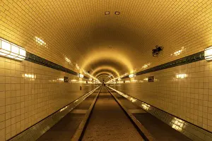 Tunnel Drucke: Alter historischer Elbtunnel, warmes Licht.