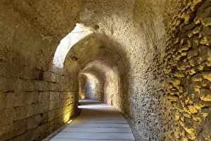 Häfen Drucke: Ein altes historisches Theater in der Mitte einer Stadt.