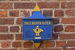 Symmetrical Brick Building Drucke: Old mailbox, BottcherstraBe