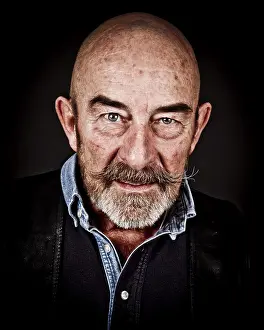 Senior Citizen Portrait Drucke: An old man with a grey beard