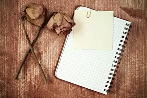 Empty Office Space Drucke: Old roses and notebook with blank sticky note