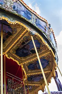 Deserted Carousel Ride Drucke: Detail of an old roundabout