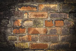 Old Brick Wall Drucke: Old, rustic red corroded and damaged brick wall