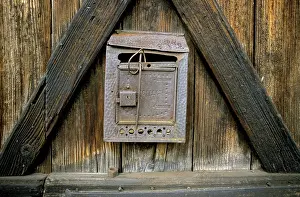 Timber Building Structure Drucke: Old rusty letterbox