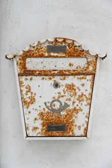 Deserted Postal Service Drucke: Old rusty mailbox