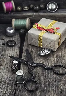 Embroidery Supplies Drucke: Old scissors, spools of thread