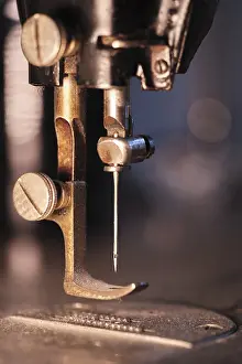 Old Sewing Machine Drucke: Detail of an old sewing machine