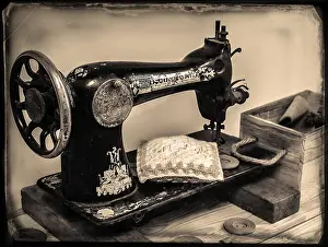 Handicraft Industry Europe Drucke: Old sewing machine, Malaga, Spain