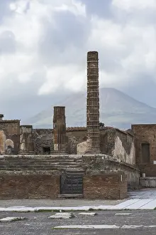 Archeological Excavation Site Italy Drucke: Old stone columns supported by braces
